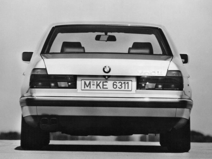  BMW 750iL 1987 года  (фото 11 из 18)